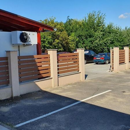 Kek Laguna Panzio Dombrád Exteriér fotografie
