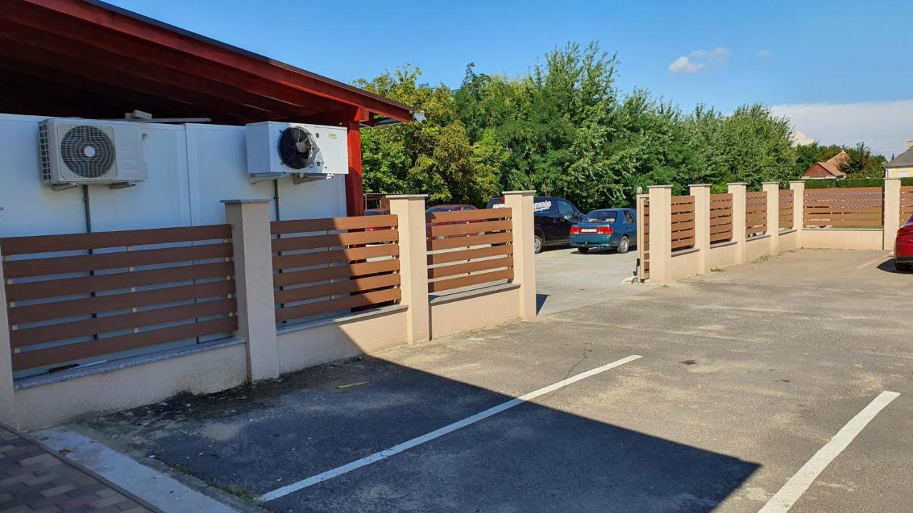 Kek Laguna Panzio Dombrád Exteriér fotografie
