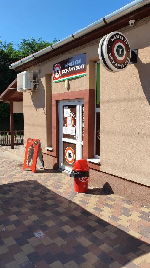 Kek Laguna Panzio Dombrád Exteriér fotografie