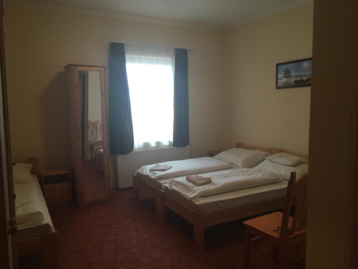 Kek Laguna Panzio Dombrád Exteriér fotografie